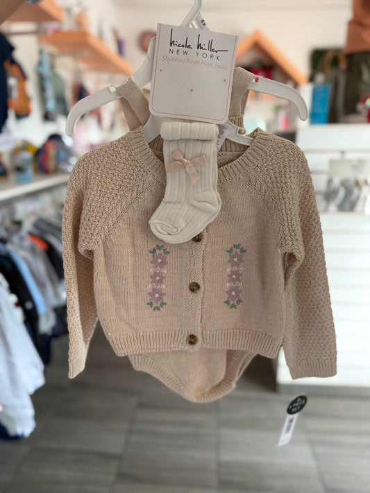 Conjunto de romper y cardigan con calcetas para niña
