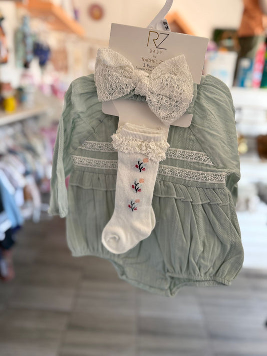 Romper con calcetas y moño para bebé