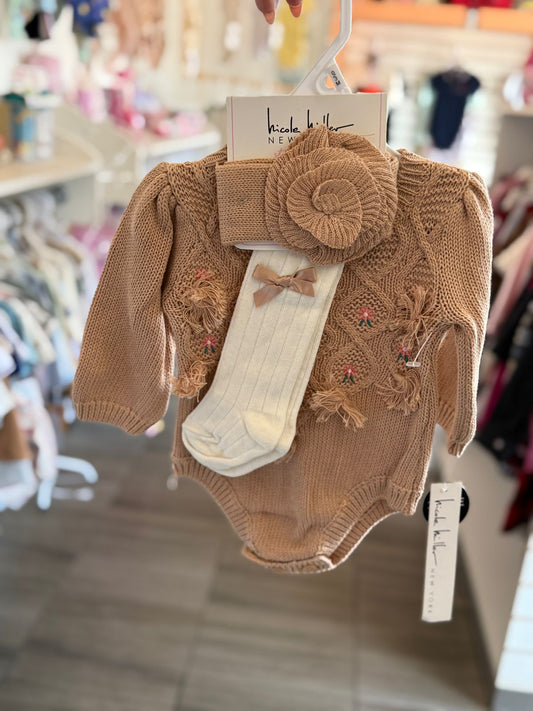 Romper con calcetas y tiara para bebé